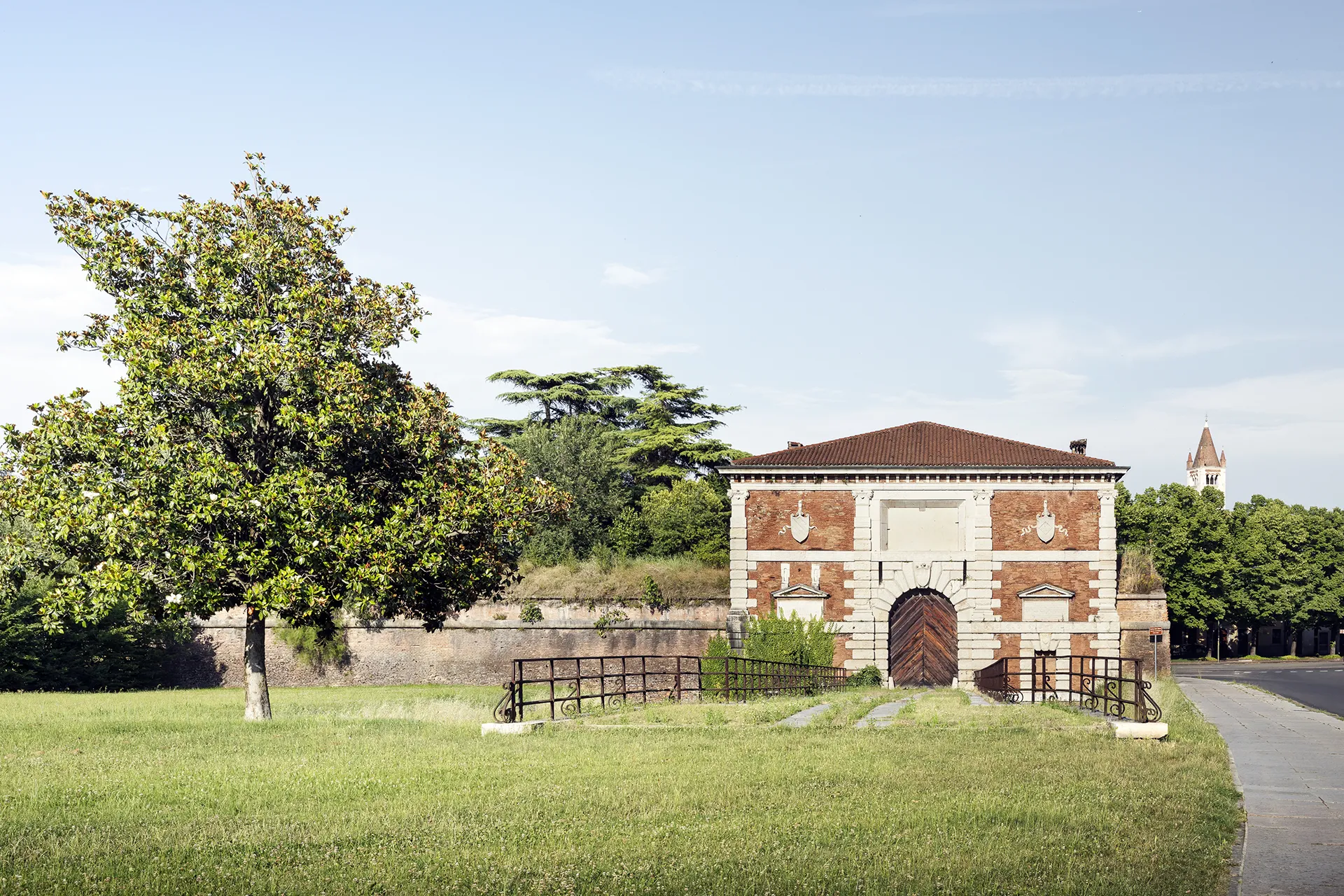 Il Parco dell'Adige e la ciclabile vicino a Corte Achillea, nella campagna veronese