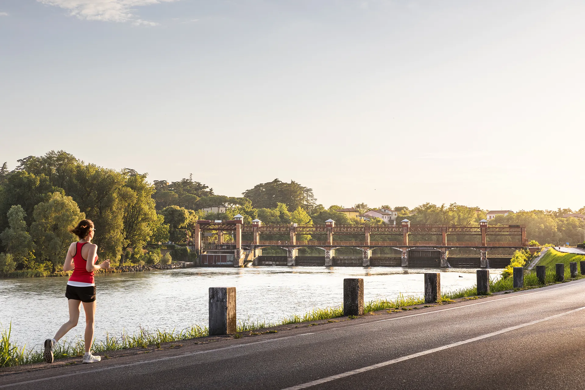 Il Parco dell'Adige e la ciclabile vicino a Corte Achillea, nella campagna veronese