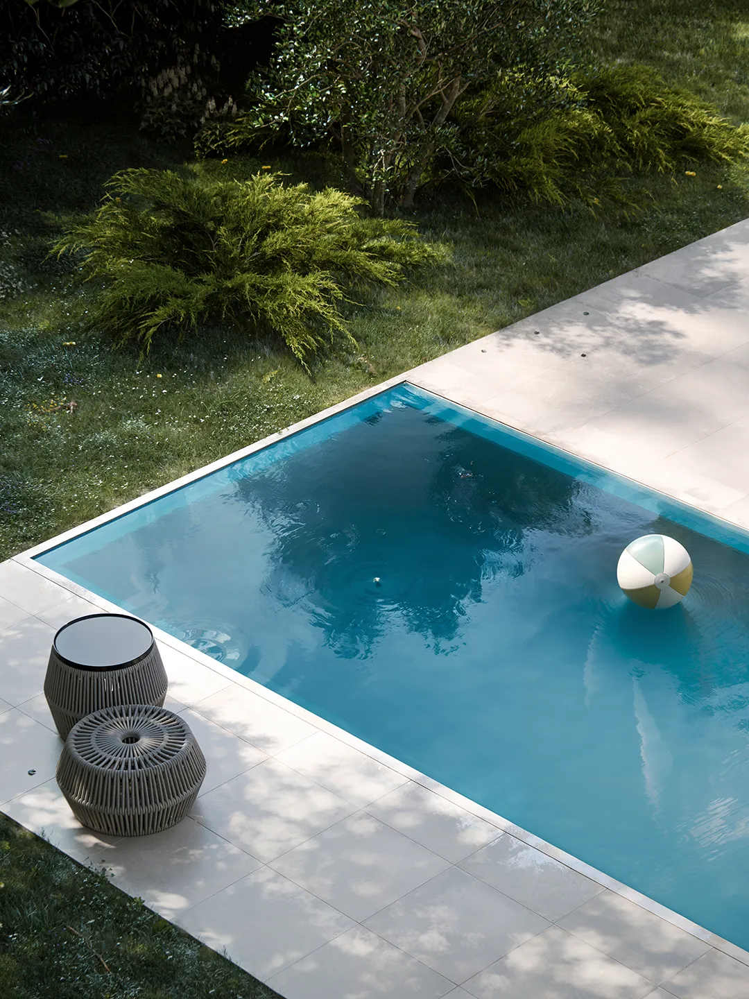 Piscina privata e solarium nel giardino di una villa indipendente a Corte Achillea, Verona