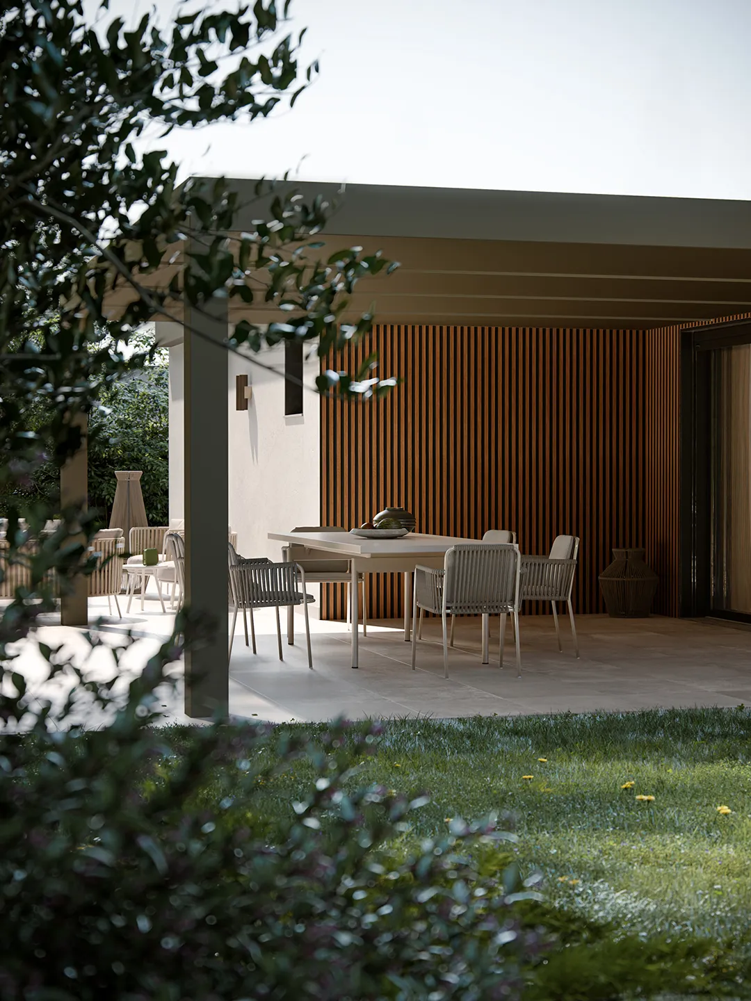 Zona pranzo all'aperto sotto la pergola di una villa Corte Achillea, affacciata sul giardino privato